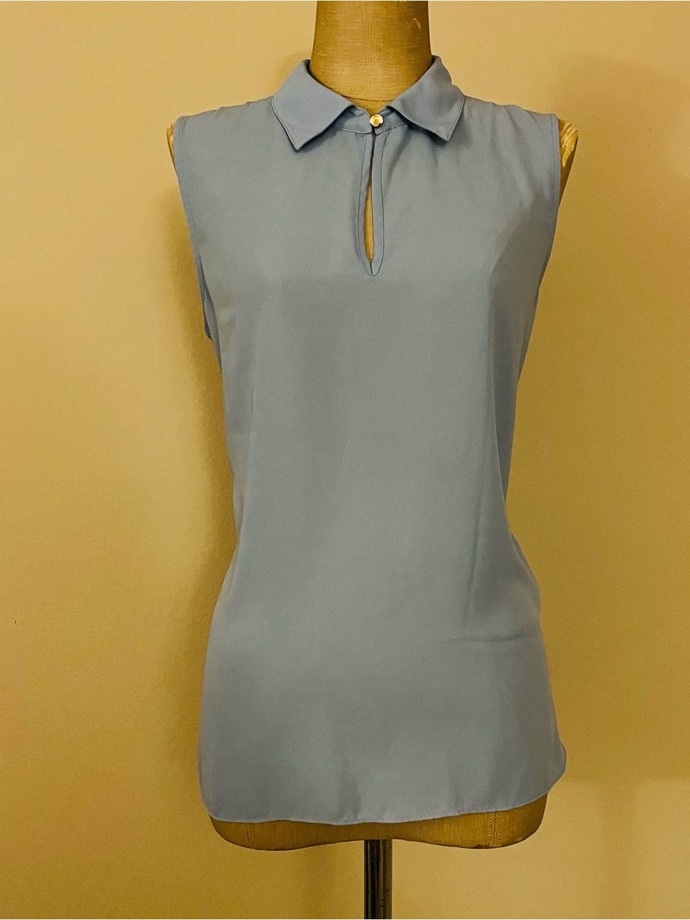 Vince Camuto Pale Blue Sleeveless Collared Keyhole Top